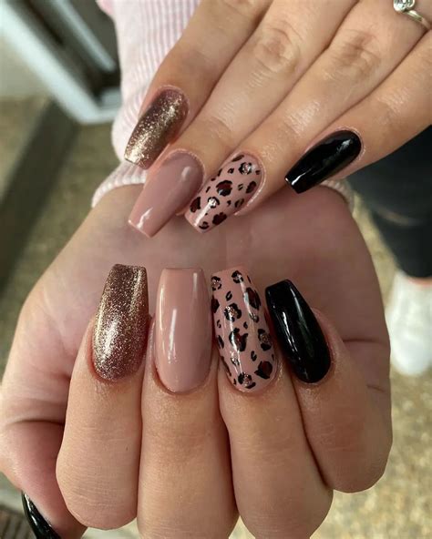 Unhas nude preto ideias para você abusar dessa combinação
