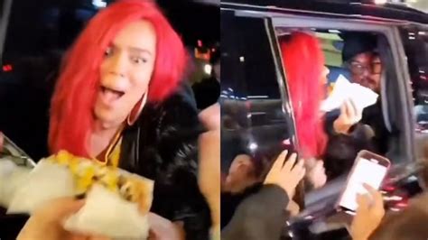 Karol G come hot dog que le regaló una fan y se viraliza en redes sociales 24horas