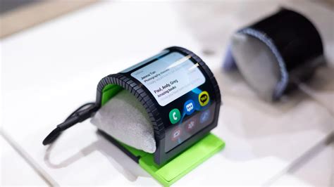 Компания Samsung представила смартфон-браслет - | 24.KG
