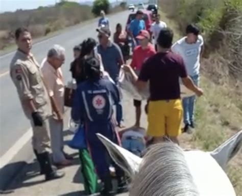 Pessoas Ficam Feridas Ap S Mulher Perder Controle De Carro Em