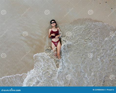 Bella Mujer En Bikini Rojo Foto De Archivo Imagen De Arena