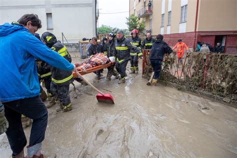 Dramáticas Imágenes De Las Inundaciones En Italia El Desborde De 14