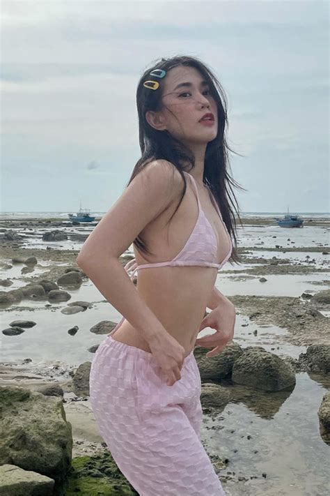 Nh Di N Vi N Ng C Th O Bikini Khoe Ng Cong N Ng B Ng H T M T