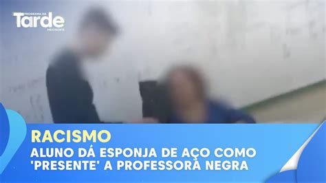 RACISMO Aluno dá esponja de aço como presente a professora negra no