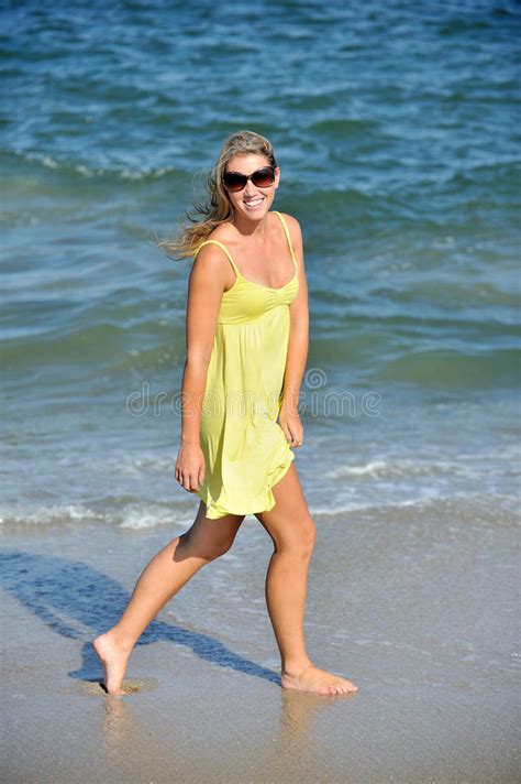 Schöne Junge Blonde Frau in Den Sundress Auf Strand Stockbild Bild von inhalt nett