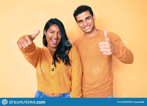 Hermosa Pareja Joven Latina Con Ropa Casual Juntos Aprobando Hacer Gesto Positivo Con Los