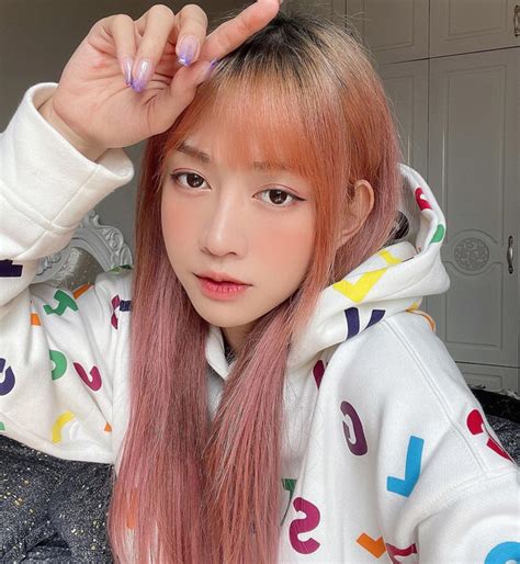 Hot TikToker Lê Bống tiếp tục khiến dân mạng phẫn nộ với màn diện đồ gợi cảm trước cổng chùa