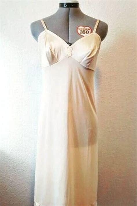 1970s Nude Vanity Fair Dress Slip Size Small 32 Etsy