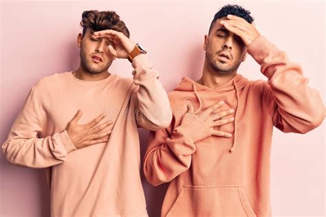 Joven Pareja Gay Con Ropa Casual Tocando Frente Por Enfermedad Y Fiebre Gripe Y Virus Del