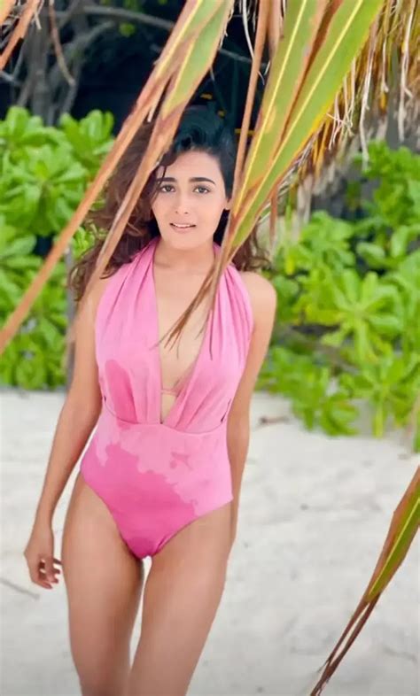 Hot Sexy Shalini Pandey Bikini Pics
