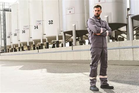 Требования к спецодежде: разбираемся в деталях