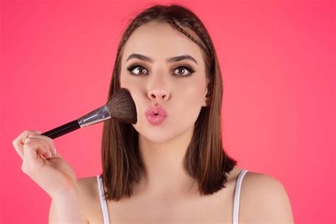 Premium Photo Beautiful Young Woman Apply Powder On Face Beauty