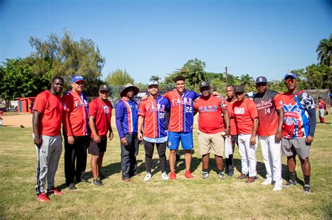 Peloteros de grandes ligas imparten clínica en la liga infantil de