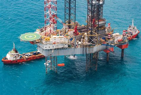 Na Perfuração De Uma Jazida Petrolífera - Equipamento De Perfuração Para a Exploração Do Petróleo Em Baku ...