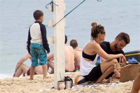 EGO Fernanda Lima e Rodrigo Hilbert levam os filhos à praia no Rio