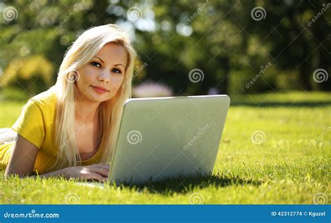Fille Blonde Avec L Ordinateur Portable Belle Femme De Sourire Photo Stock Image Du Fille