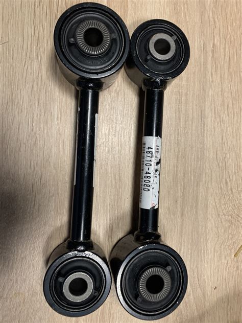 4871048080 Сайлентблок задней поперечной тяги комплект TOYOTA LEXUS ...