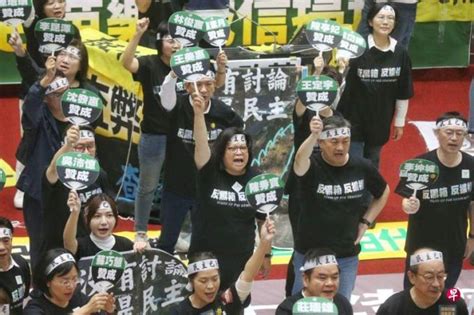 台在野阵营拼立院改革修法 议场外数千民众抗议 联合早报网