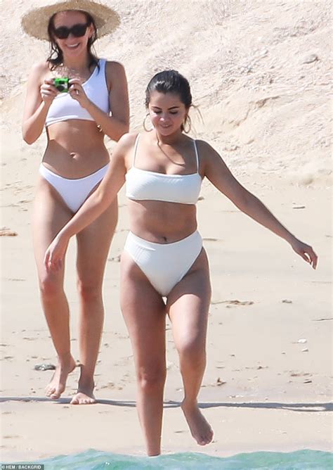 Lộ mỡ thừa khi mặc bikini Selena Gomez vẫn được khen ngợi hết lời vì điều này
