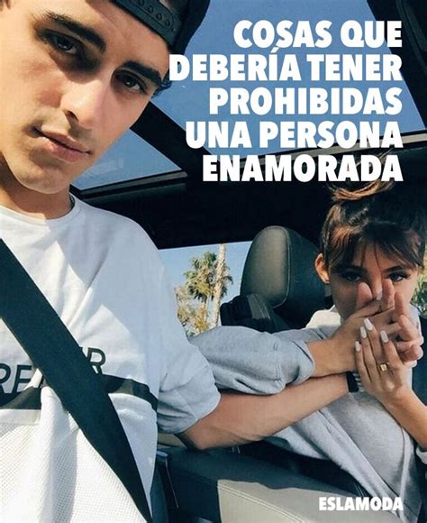 Two People Sitting In A Car With The Caption Cosas Que Deberia Tener