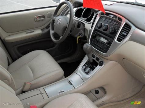 Ivory Interior 2005 Toyota Highlander I4 Photo #44751895 | GTCarLot.com