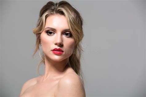 Fille Blonde Avec Longtemps Et Cheveux Onduleux Brillants De Volume Image Stock Image Du