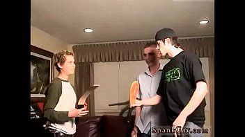 Chico sin pelo azotado y los hombres azotando el castigo corporal gay Una orgía XVIDEOS