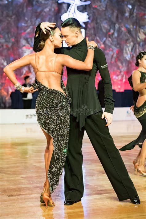 Bailarines Que Bailan La Danza Latina Imagen De Archivo Editorial Imagen De Latino Ballroom