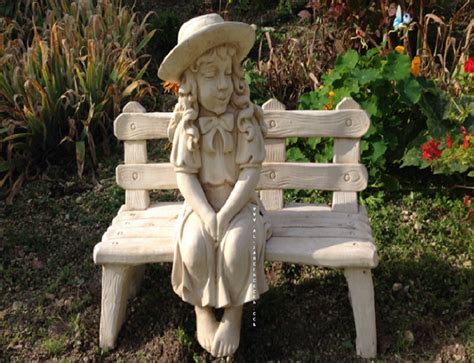 Statue En Pierre Reconstitu E Laura Assise Sur Le Banc A Au Jardin D Eden