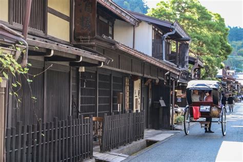 Explore Takayama's Old Town - SNOW MONKEY RESORTS