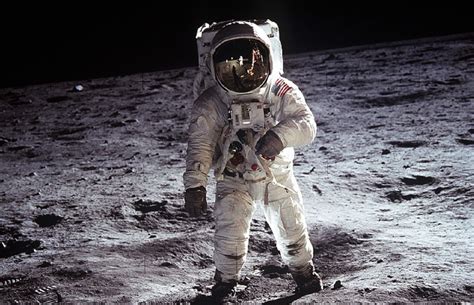 Nasa Needs A New Lunar Space Suit For 2024 Moon Mission This Company Has Got One Science