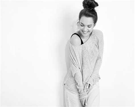 Retrato Do Modelo De Menina Jovem Morena Linda Maquiagem Nude Em Roupas De Ver O Hipster