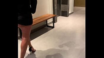 Mi esposa caliente milf muestra su culo y su coño en un paseo voyeur en un hotel resort