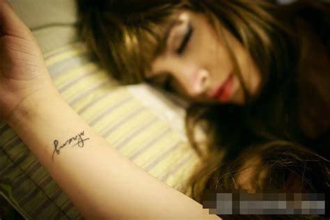 Đột nhập phòng ngủ của hot girl Andrea