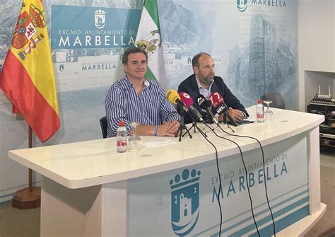 Marbella inicia una campaña en 400 paneles de mobiliario urbano digital