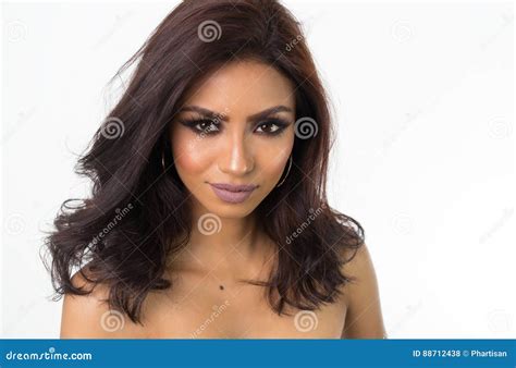 Il Fronte E Le Spalle Nude Della Bella Donna Fotografia Stock Immagine Di Nero Sfondo