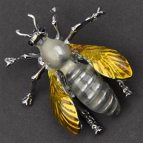 Купить Брошь металлическая на серебристой основе оса с черными стразами ...