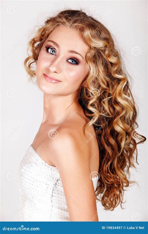 Schöne junge blonde Frau stockbild Bild von luxus elegant 19834497