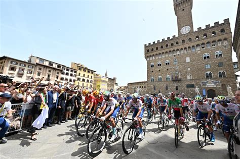 Tour De France A Firenze Il Mondo In Piazza Della Signoria