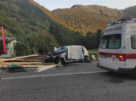 Tir Perde Carico Di Legname E Travolge Auto Morti Mamma E Figlio