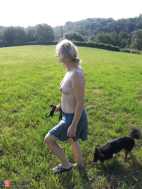 Meine Frau Unterwegs Auf Einer Wiese ZB Porn