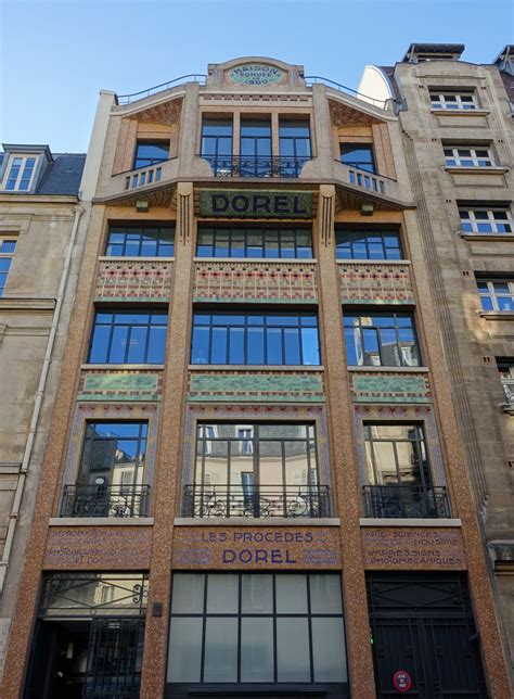 Une façade Art déco aux multiples détails Paris ZigZag Insolite