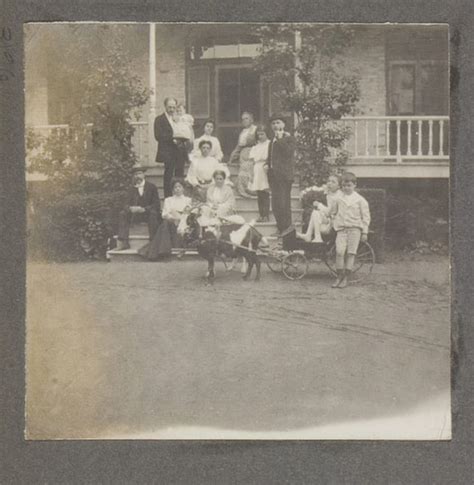 Portrait de famille avec un attelage de chèvres d un album de famille amateur Inconnu
