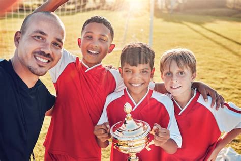 Pessoa Que Fomenta O Time - Time de futebol de futebol e treinador ganhando troféu do jogo de ...