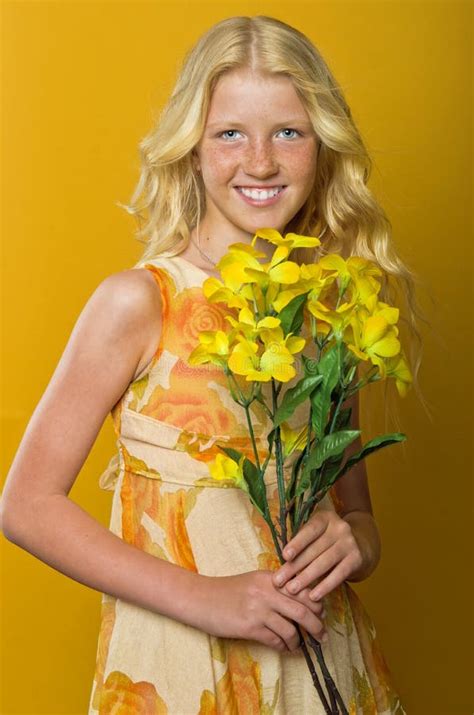 Belle Fille Blonde Avec Des Taches De Rousseur Tenant Un Bouquet Des Fleurs Image Stock Image