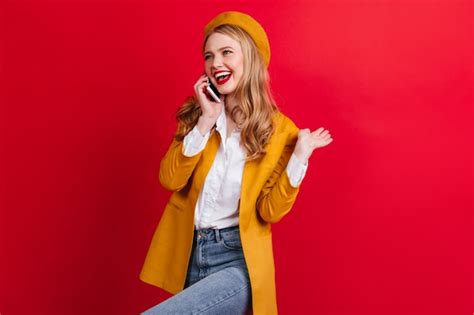 Fille blonde insouciante parler au téléphone et danser femme