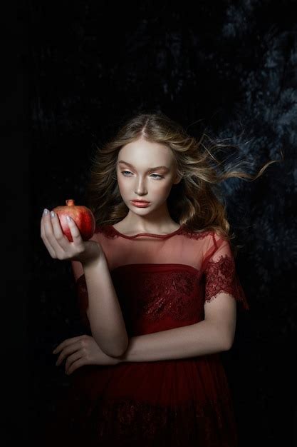 Belle Fille Blonde Avec Des Fruits De Grenade Dans Ses Mains Portrait De Printemps D Une Fille