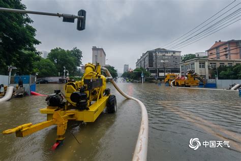 强降雨致湖北武汉城区出现内涝 水务部门紧急排水 图片频道