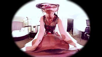 VR Porn Catalina Cruz aceitó grandes pechos moviéndose mientras golpeaba con los dedos