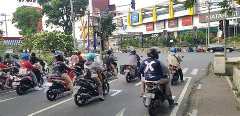 marka jalan  sepeda motor  tetap jaga jarak  lampu merah